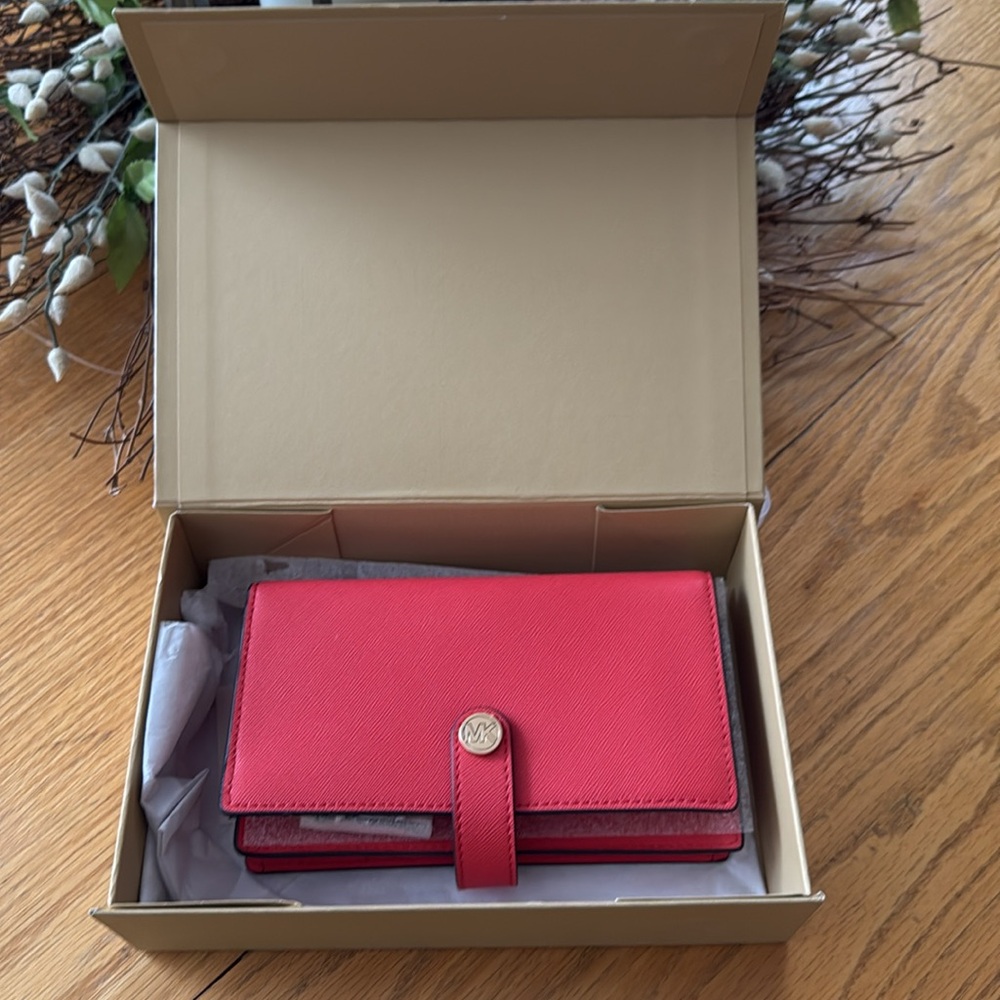 Leather Michael Kors smart phone wristlet NWT in box